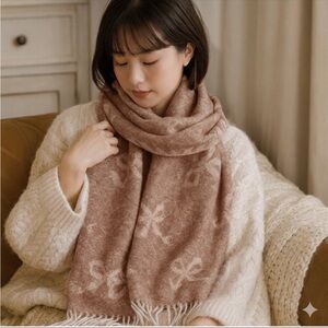 NWT Bow Pattern Fringe Scarf Tan